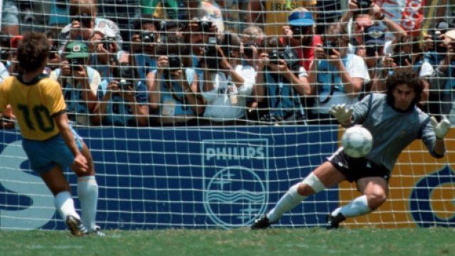 Joel Bats respinge il rigore calciato da Zico ai Mondiali del 1986