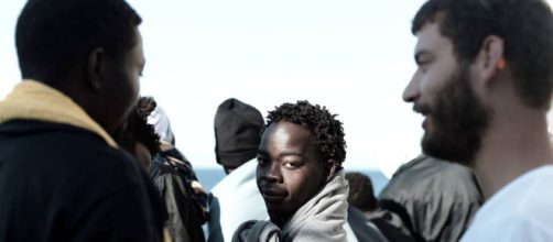 Con aplausos incluidos, los tripulantes de Aquarius fueron recibido en tierra espa&ntilde;ola