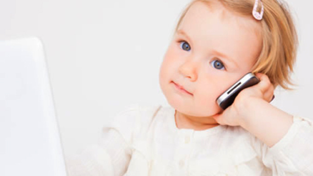 L'allarme dei pediatri italiani sull'uso del cellulare nei bambini al di sotto dei 2 anni