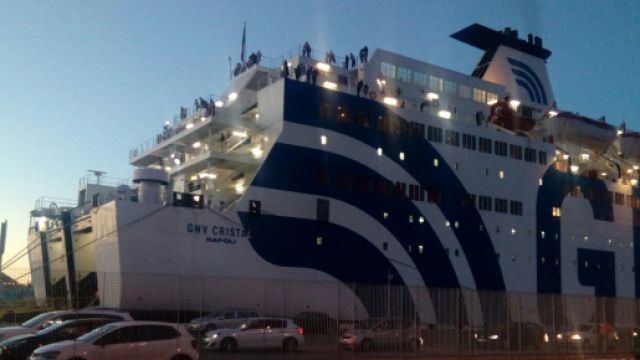 Su una Grande Nave Veloce incidente al porto di Napoli: auto gi&ugrave; dal ponte schiaccia due passeggeri e provoca un morto e un ferito