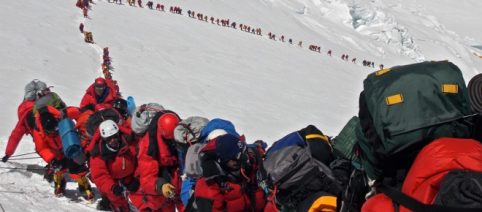 El Everest, rodeado de desechos de basura