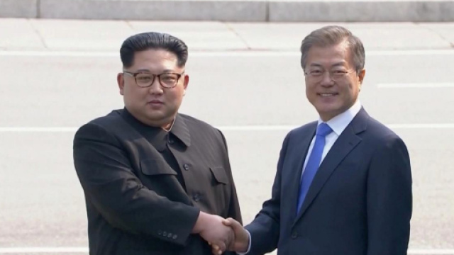 Kim Jong-un e Moon Jae-in si incontrano per la prima volta.