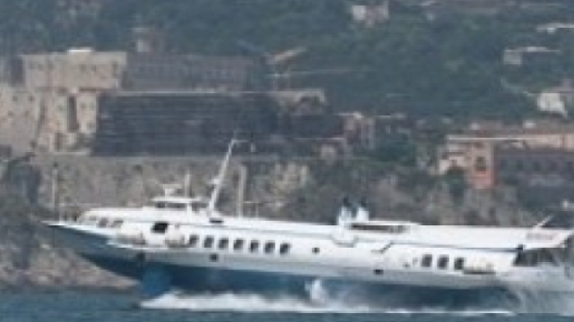 Napoli, turisti tedeschi rubano portafogli a operaio.