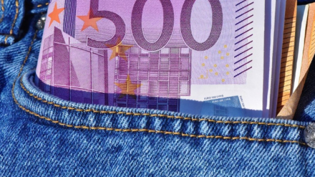 Ventinovenne ha fatto causa al padre perch&eacute; pretendeva una paghetta di 900 euro