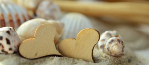 Shock Twist for Georgia and Sam as their fellow Islanders watch on (Image - congerdesign/Pixabay.com)