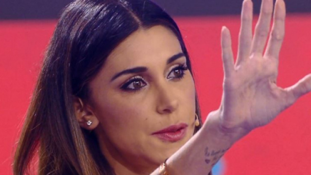 Belen, nervi a fior di pelle: aggredisce il paparazzo e gli ... - perizona.it