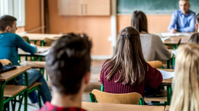 Bergamo, prof fa sesso con 13enne: &egrave; ai domiciliari ma si difende: ci vogliamo bene