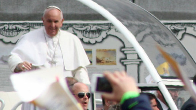 Papa Francesco in un incontro con i fedeli