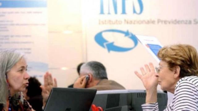 Pensione anticipata e vecchiaia scuola: l'uscita potrebbe slittare e comunque gli assegni saranno tagliati dell'1 per cento.