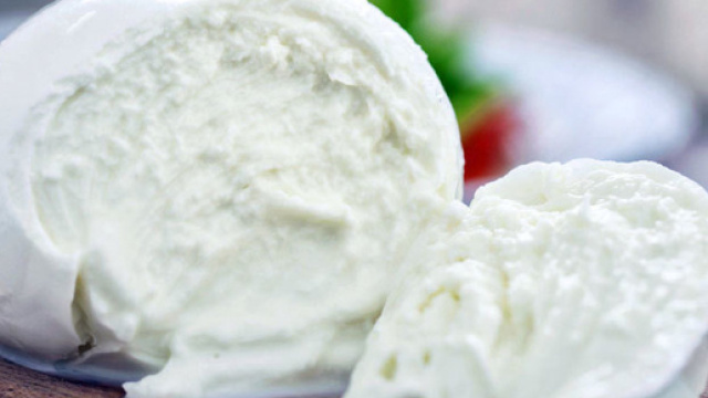 Firenze, studentessa trova aghi nella mozzarella.