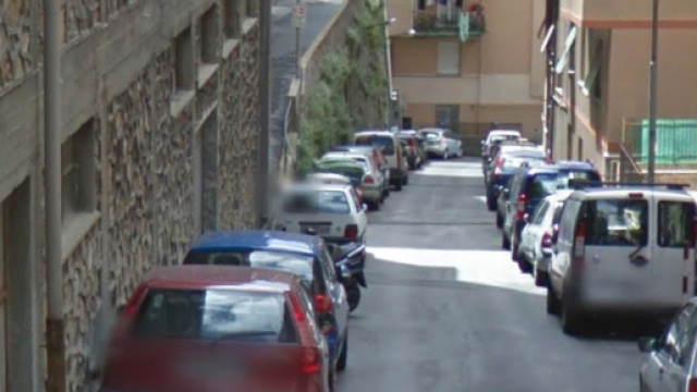 Genova, sosta selvaggia a Castelletto: ambulanza ostacolata dai veicoli.