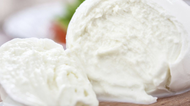 Ragazza 23enne trova due aghi da cucito nella mozzarella.