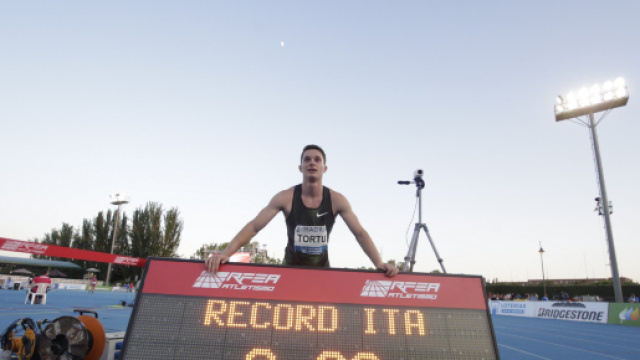 Filippo Tortu mostra con orgoglio il 9.99 (nuovo record italiano)