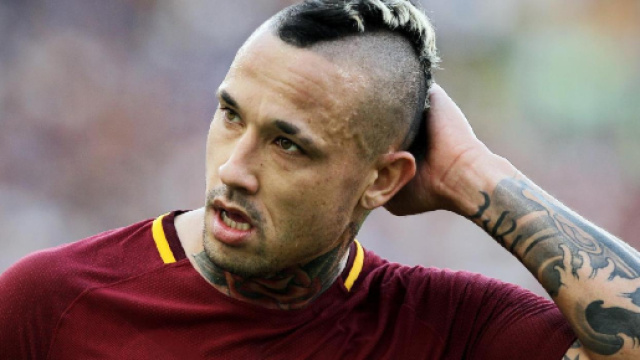 Nainggolan con la maglia della Roma.