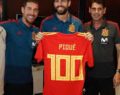 Pique recibe dos reconocimientos, uno por de sus compañeros y otro por el PETA