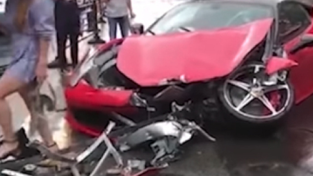 Cina, schianto in Ferrari: donna distrugge auto da 500mila euro (VIDEO)