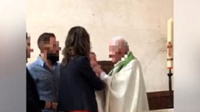 Sacerdote sospeso dopo aver dato uno schiaffo al bimbo che stava battezzando