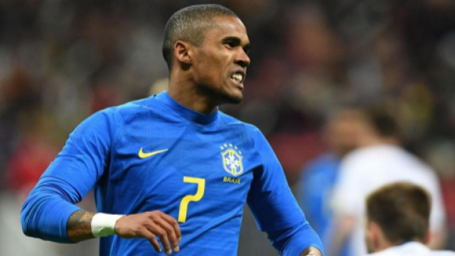 Infortunio per Douglas Costa: salter&agrave; Brasile-Serbia