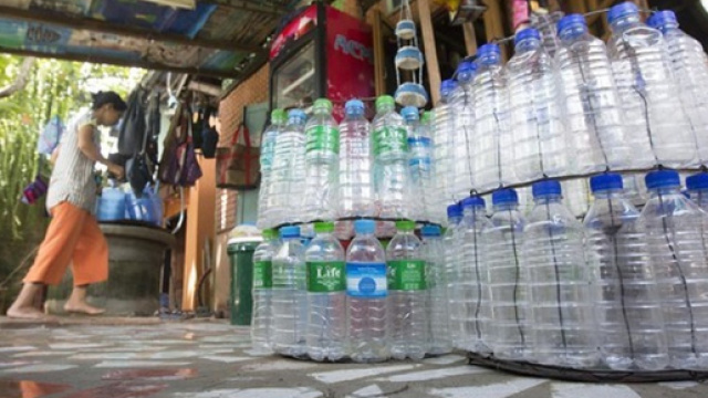 La proposta del Ministro Costa: 'Vietare le bottiglie di plastica negli edifici pubblici'