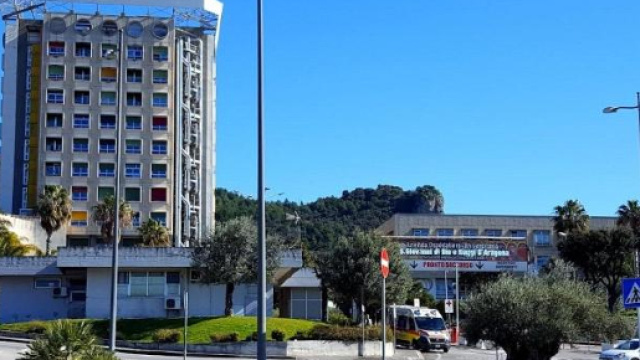 Salerno: una donna partorisce in ospedale, allatta suo figlio e poi si suicida