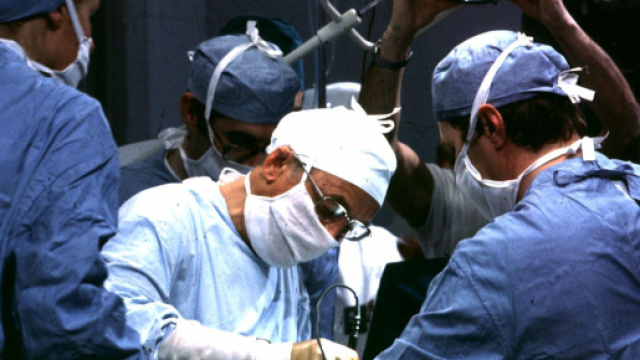 Milano, ago dimenticato nell'addome della paziente: risarcita dopo 56 anni.