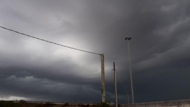 Rimini, tempesta di pioggia e vento: avvistate trombe marine in Riviera (VIDEO)