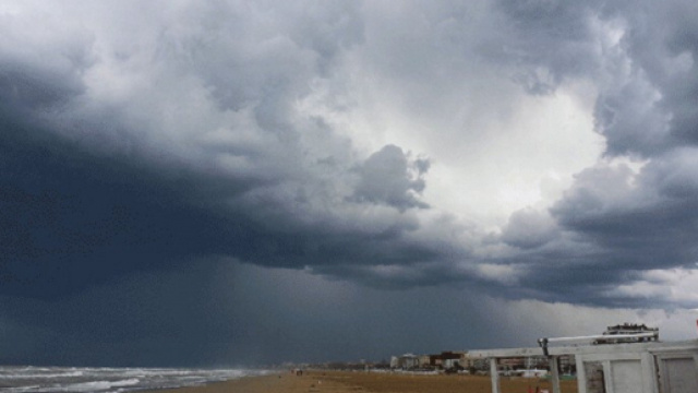 Rimini, trombe d'aria e spiagge deserte in riviera romagnola
