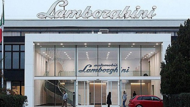 Lamborghini, assunzioni e aumenti per i dipendenti: firmato il contratto integrativo