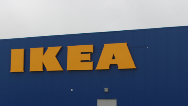 Usa, bimbo trova pistola all'Ikea e spara: l'arma da fuoco era di un cliente.