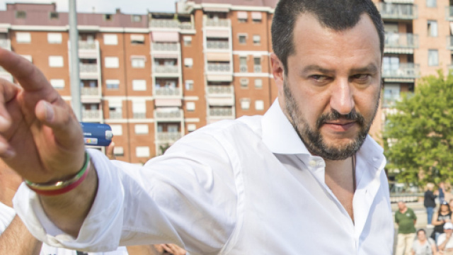 Migranti, Salvini contro Macron: 'Ong non toccheranno mai pi&ugrave; un porto italiano' (VIDEO)