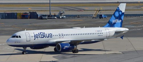 JetBlue Airbus A320-232 Taxiing in at JFK Airport, New York (Image courtesy &ndash; Alan Wilson, Wikimedia Commons)