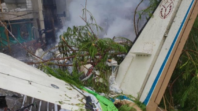 India, piccolo aereo precipita a Mumbai: 5 morti, anche un passante tra le vittime (VIDEO)