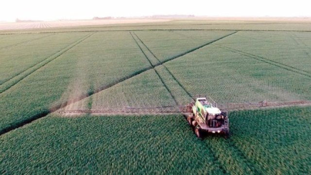 Le glyphosate, substance herbicide au c&oelig;ur de bien des d&eacute;bats, semble devenir le symbole d&rsquo;une d&eacute;fiance envers la communaut&eacute; scientifique