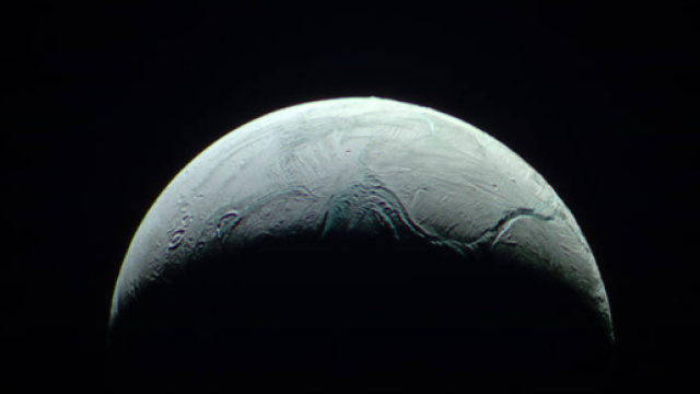 Encelado, satellite naturale di Saturno, potrebbe essere idoneo alla vita