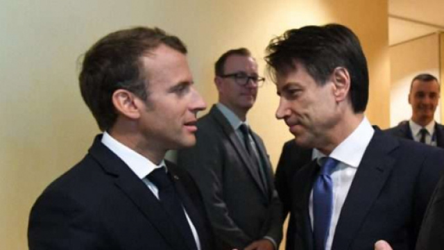Il Presidente francese Macron e il nostro leader Conte si stringono la mano