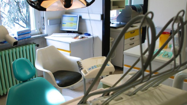 Napoli, 55enne denunciato: eseguiva interventi odontoiatrici senza laurea.