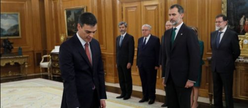 Con la Constituci&oacute;n y sin la Biblia: S&aacute;nchez jura su cargo de ... - economiadigital.es