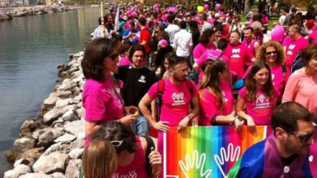 'Noi esistiamo': le famiglie arcobaleno reagiscono alle affermazioni del ministro Fontana