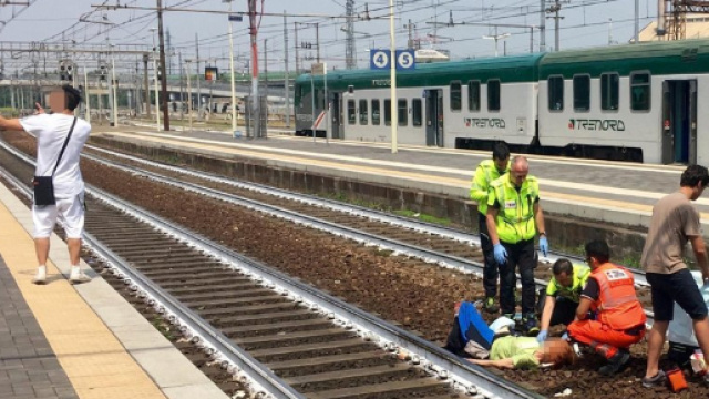 Piacenza: selfie con la donna appena investita da un treno.