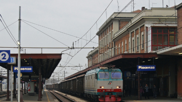 Stazione di Piacenza: una donna investita da un treno &egrave; a terra gravemente ferita. Davanti a lei un ragazzo si fa un selfie.