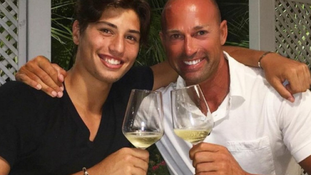 Niccol&ograve; Bettarini insieme al padre, l'ex calciatore Stefano Bettarini