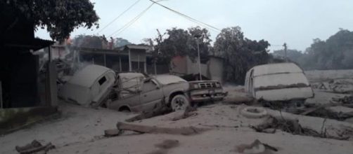 Erupci&oacute;n volc&aacute;nica deja a su paso al menos 69 fallecidos