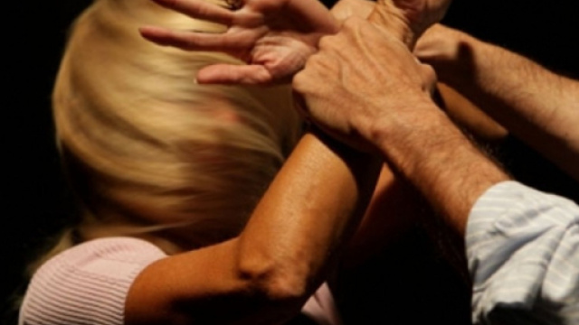 Finto santone aggredisce convivente