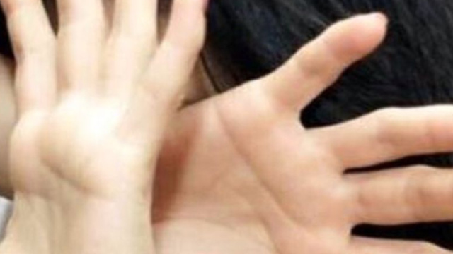 La sedicenne ha denunciato i coetanei che da due anni la stupravano e la ricattavano con foto e video compromettenti.