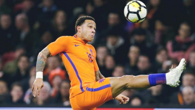 Memphis Depay con la maglia dell'Olanda (Foto via Facebook - @memphisdepayofficial)