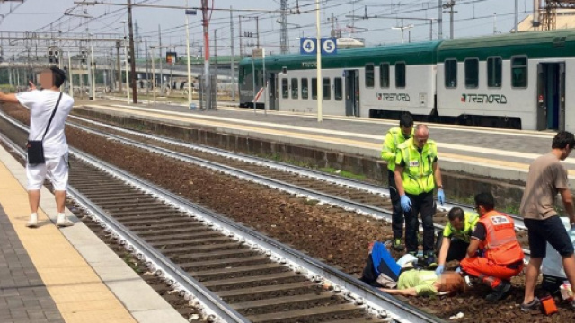 Piacenza, selfie davanti a una donna investita dal treno
