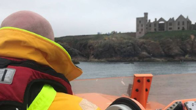 Scozia, salta dall'auto davanti al castello di Dracula