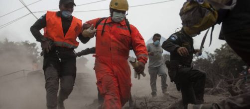 Contin&uacute;a la b&uacute;squeda tras erupci&oacute;n del volc&aacute;n de fuego en Guatemala