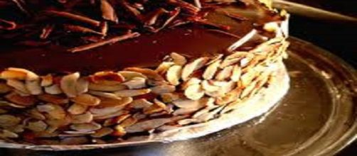 Tarta de chocolate con almendras sobre crema inglesa