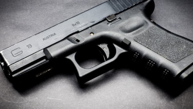 Da una pistola come questa, una Glock calibro 9, &egrave; partito un colpo che a Roma ha ucciso un uomo in uno studio medico.